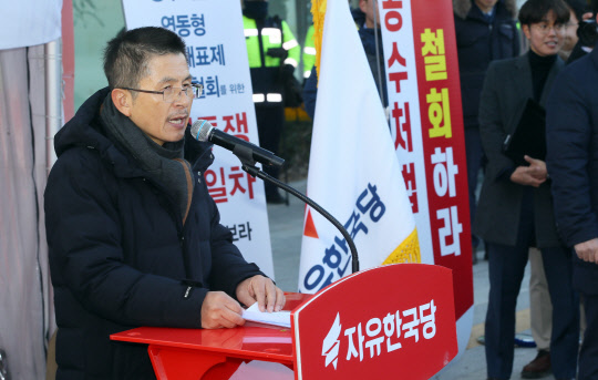 단식투쟁을 했던 황교안 자유한국당 대표가 2일 청와대 사랑채 투쟁천막 앞에서 열린 최고위원회의에서 발언하고 있다.   연합뉴스